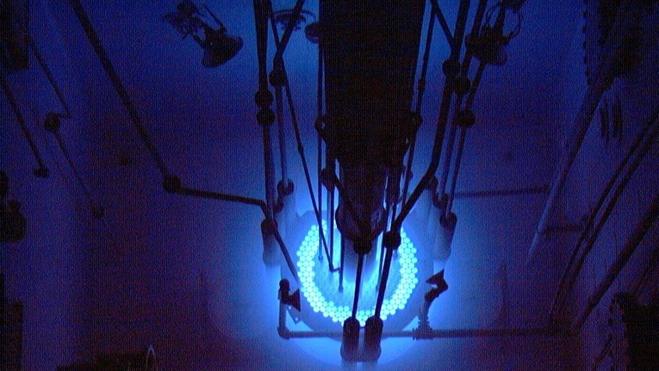 NSRR reactor core  at the instant of pulse irradiation (Image NSSR,JAEA)